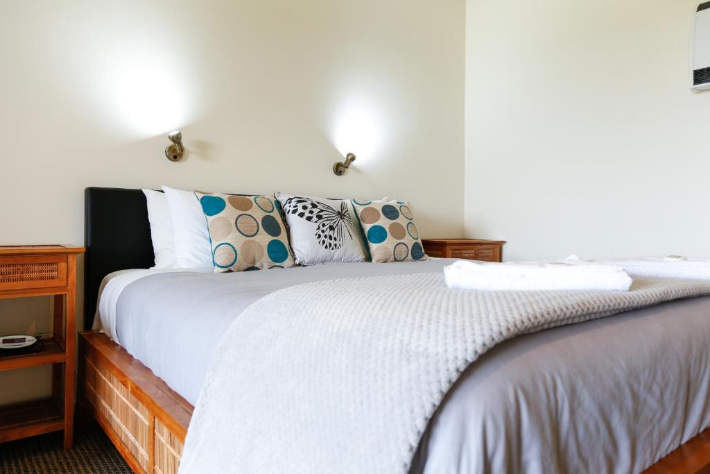 丹马克卡里奥拉公寓式酒店的一间卧室配有带白色床单和枕头的床。