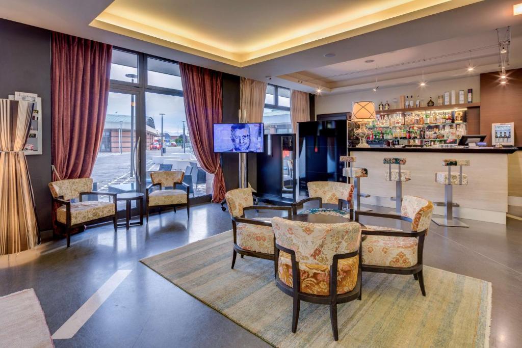 维罗纳自由镇会展中心贝斯特韦斯特优质酒店的大堂设有桌椅和酒吧。