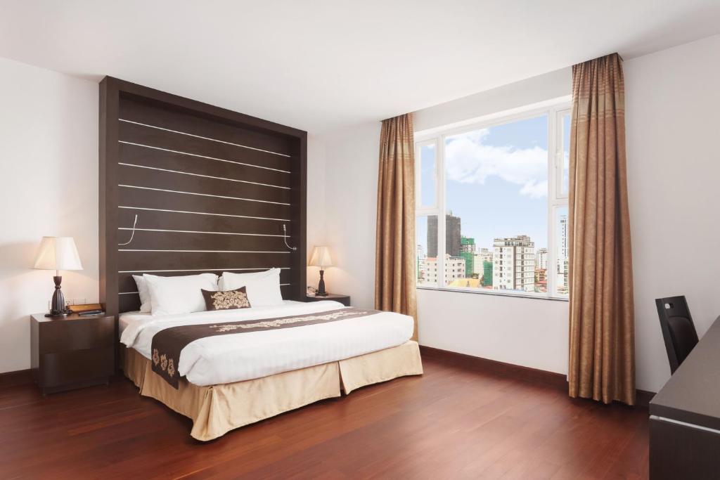 金边金边卡塔酒店 的一间卧室设有一张大床和一个大窗户
