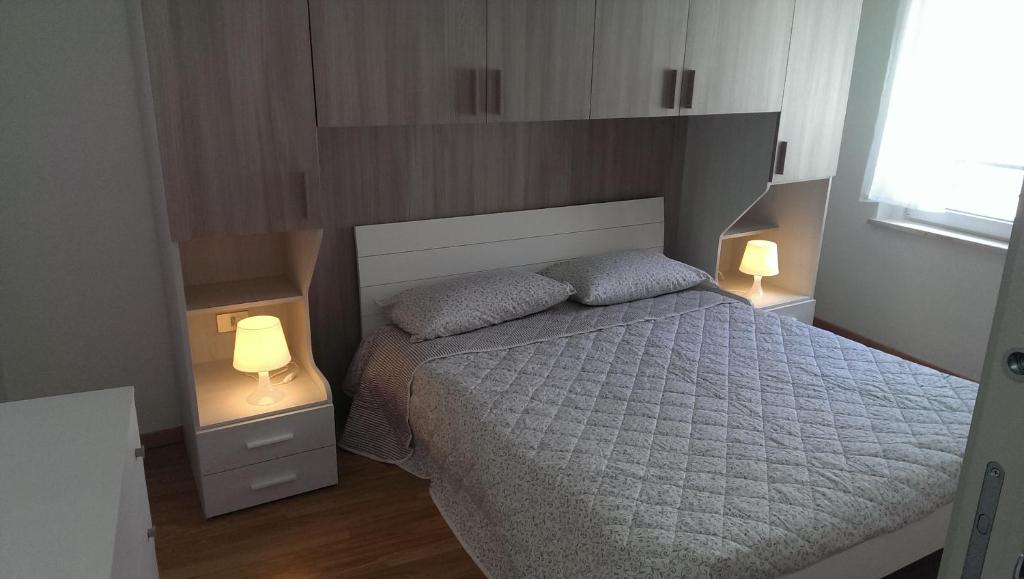 博尔戈casa vacanza的一间带一张床和两盏灯的小卧室