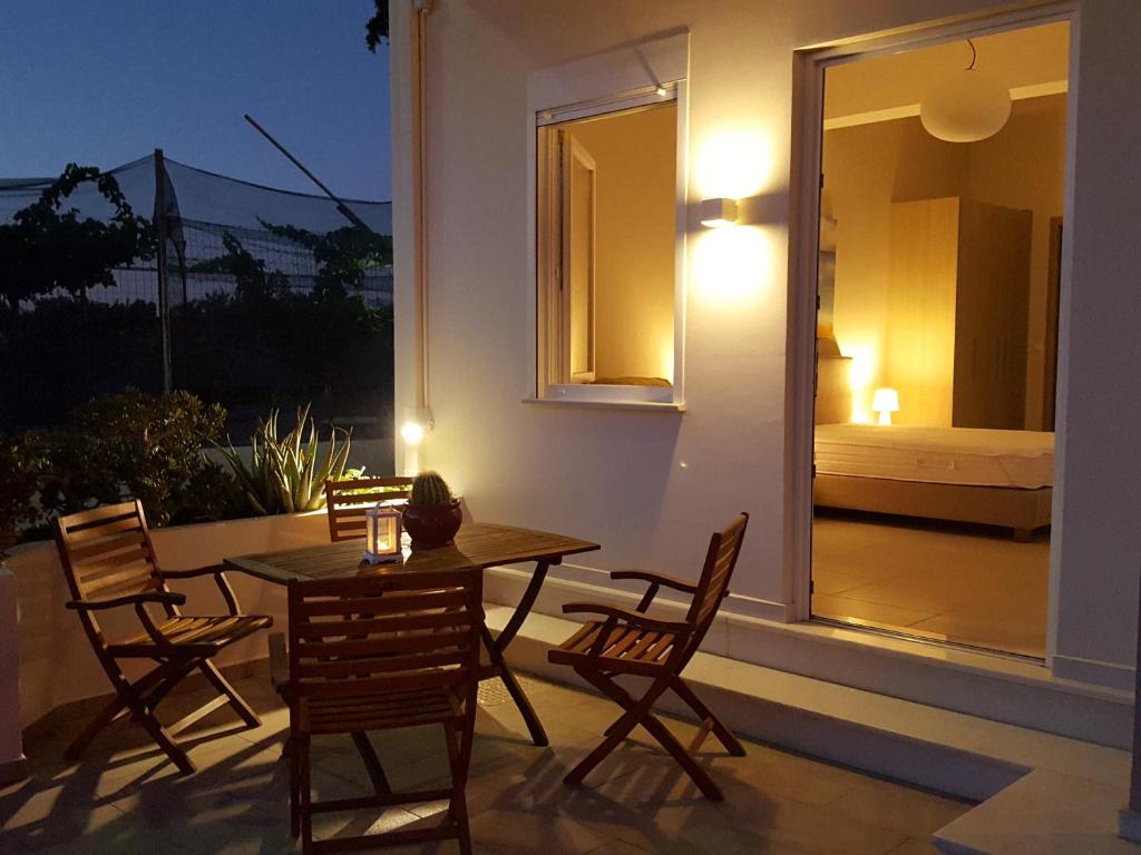 古瓦伊Minimalistic Apartment Near the Sea的一个带桌椅的庭院和一个窗户。