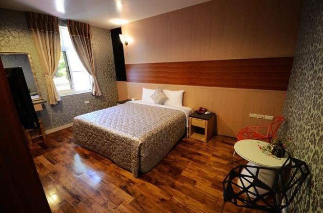 白河洗心馆温泉水舍的酒店客房配有一张床铺和一张桌子。