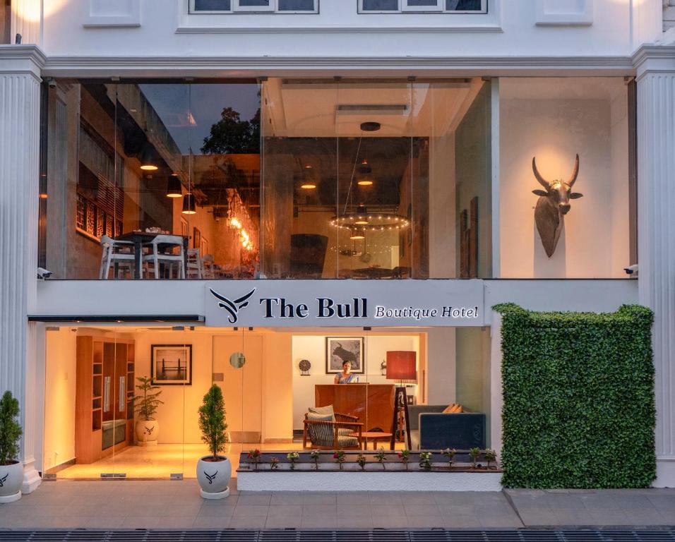 蓬蒂切里The Bull Boutique Hotel的房屋前方的商店,有窗户