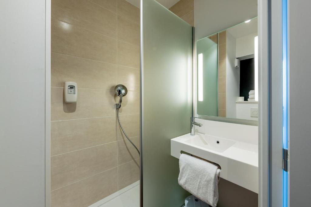 波尔多B&B HOTEL Bordeaux Centre Gare Saint-Jean的带淋浴、盥洗盆和镜子的浴室