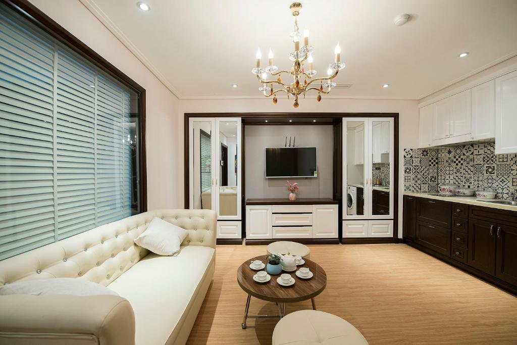 河内Hong Gia Tue Apartment的客厅配有白色的沙发和桌子
