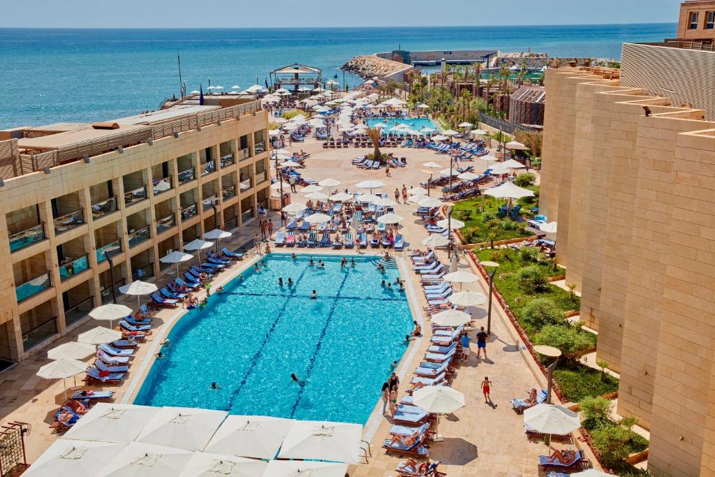 贝鲁特珊瑚海滩酒店和贝鲁特度假村的享有度假村游泳池的顶部景致