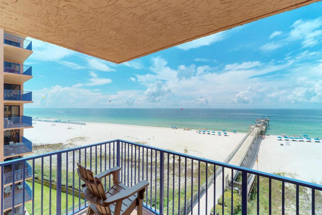 奥兰治比奇Four Seasons 501W的享有海滩美景的阳台