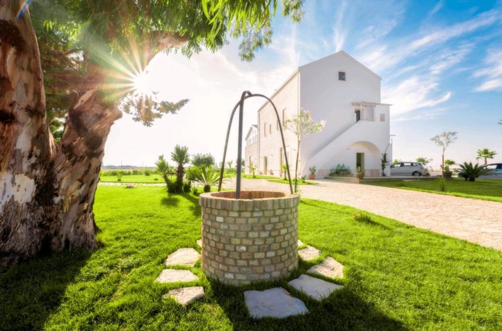 莱西纳Agriturismo Masseria Cannella的一座教堂,在一座建筑物前有树