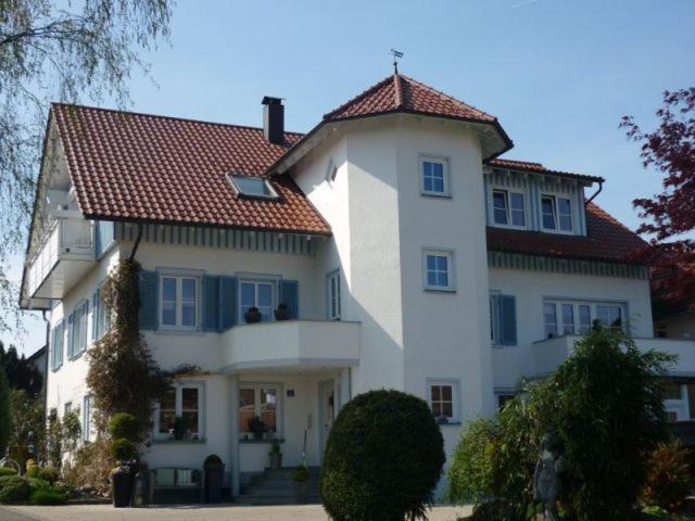 瓦瑟堡Haus Schnitzler的一座大型白色房屋,设有红色屋顶