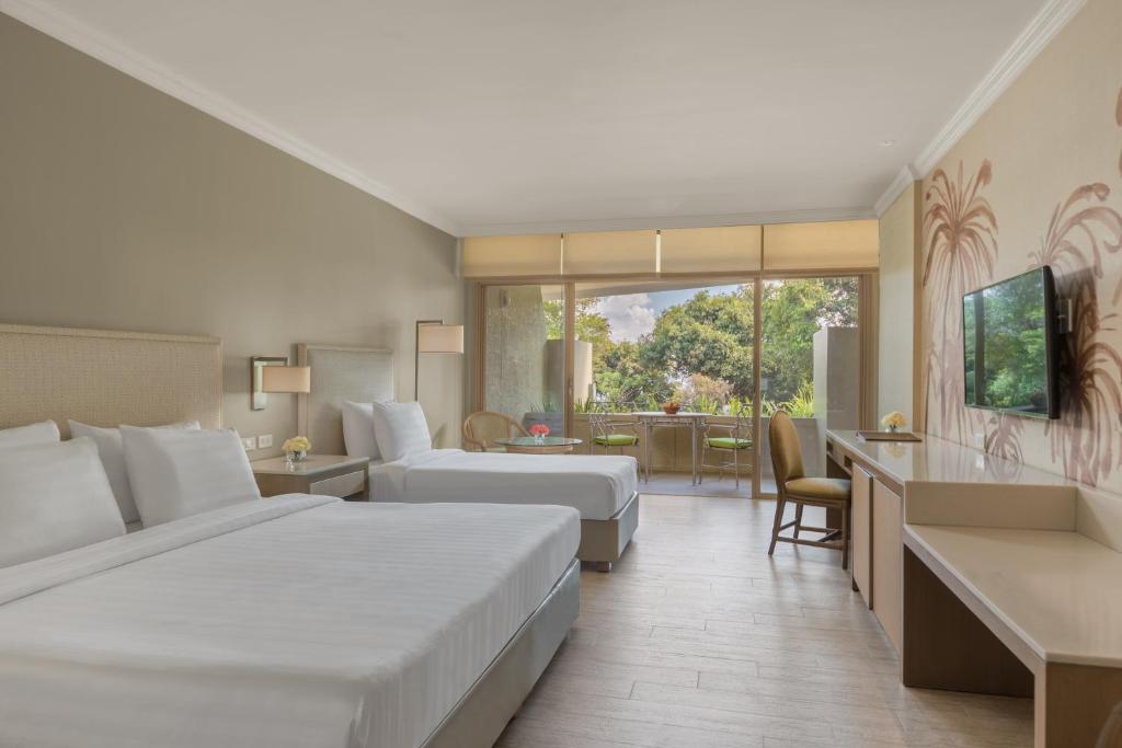 大雅台塔尔观景酒店的酒店客房设有两张床和电视。