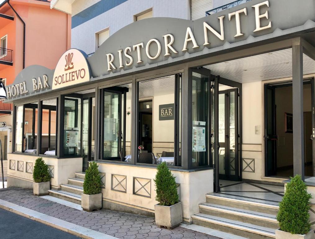 圣乔瓦尼·罗通多Hotel Sollievo的带有餐厅标志的建筑