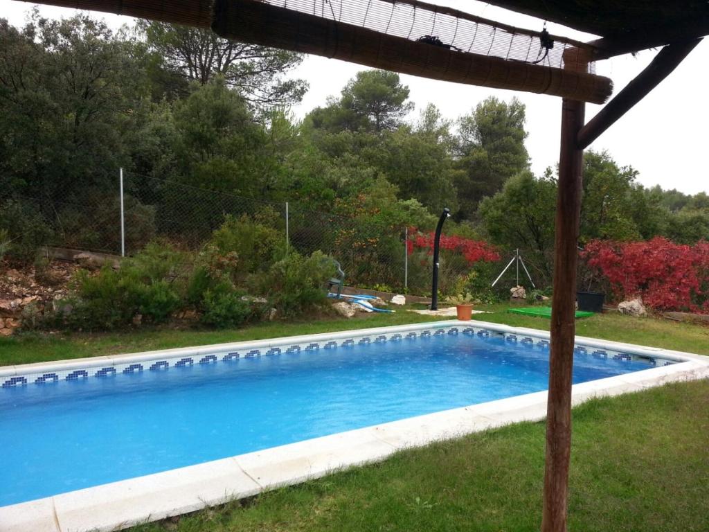 Albalate de ZoritaCasa Rural Lago Bolarque的庭院里的一个大型游泳池
