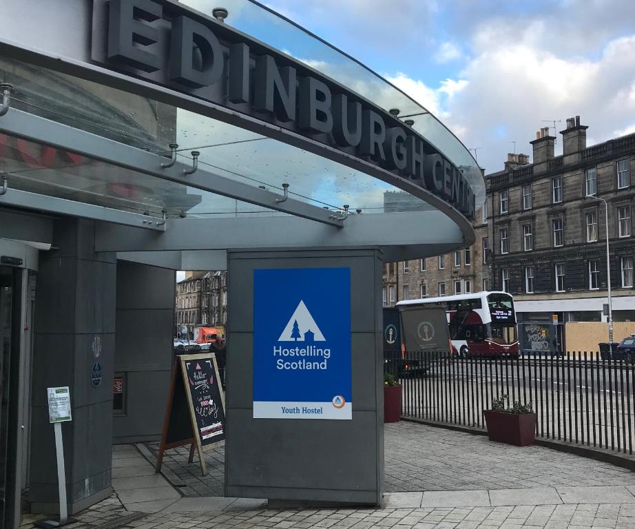 爱丁堡Edinburgh Central Accommodation的带有标志的建筑物入口标志