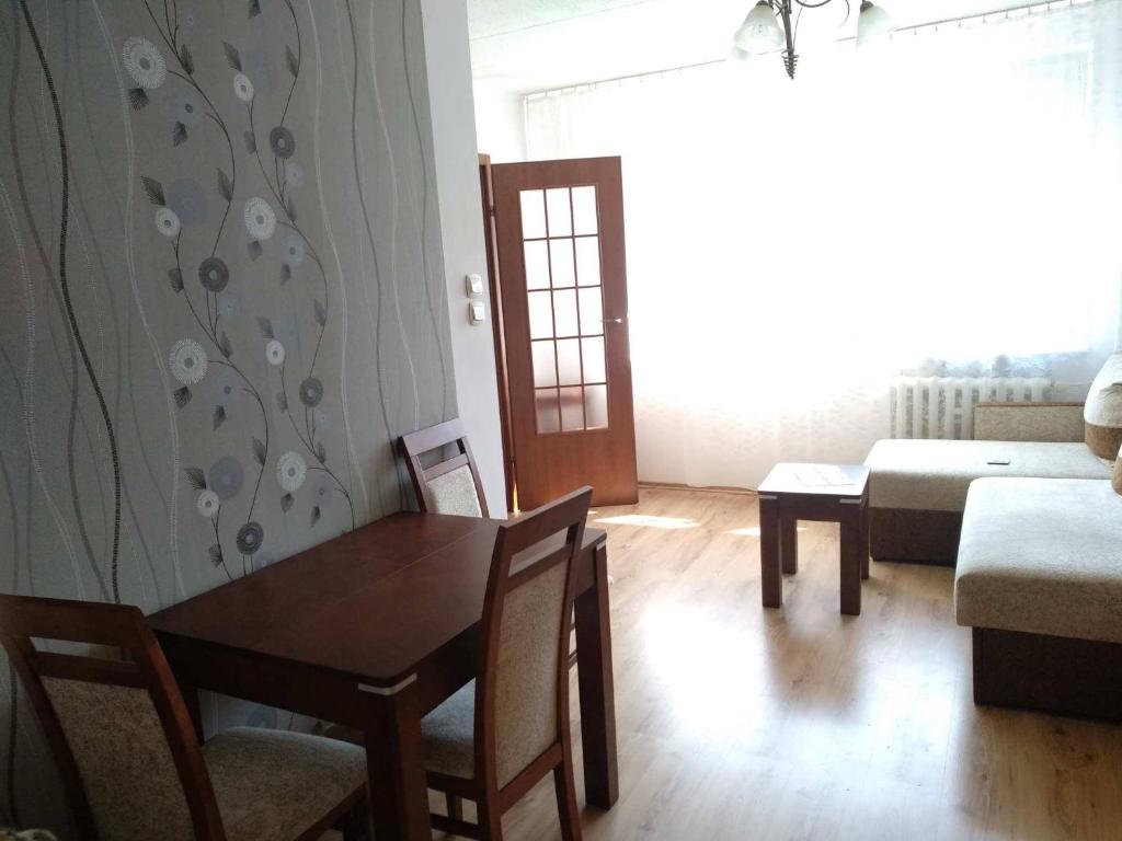 格但斯克Mieszkanie Jelitkowo的客厅配有桌子和沙发