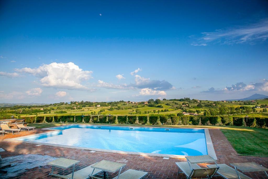 阿夸维瓦桑格因内托农舍酒店的一座带椅子的大型游泳池