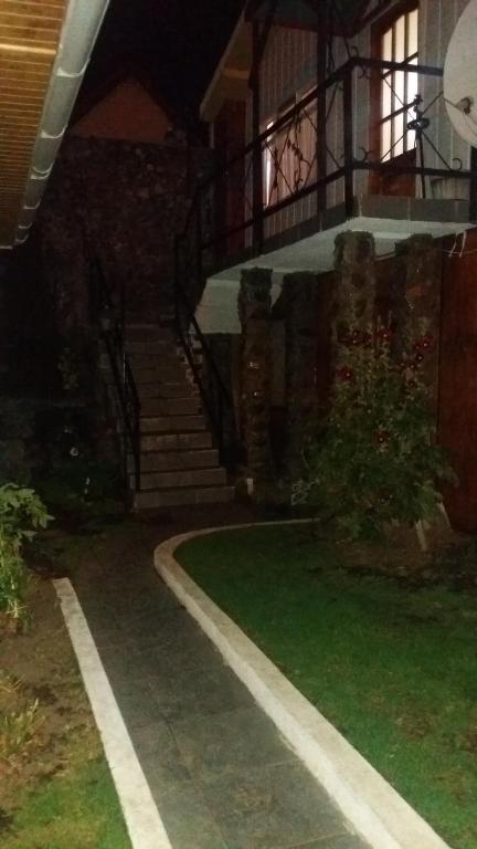 蓬塔阿雷纳斯帕雷迪索旅馆的通往夜间房屋的楼梯
