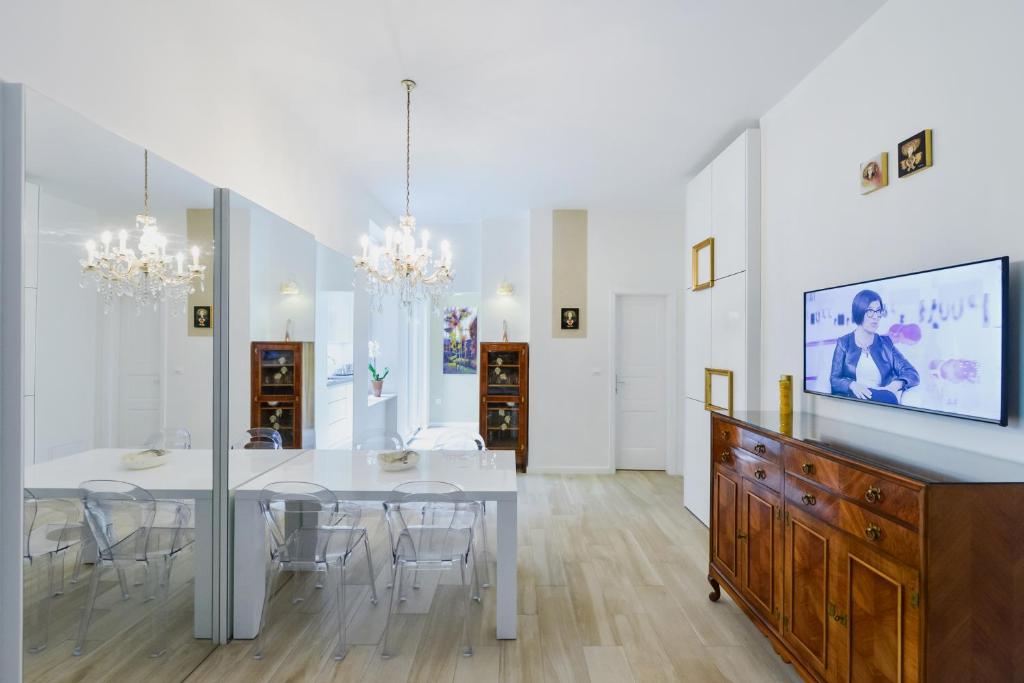 卢布尔雅那sLOVEnian ART STORY的白色的用餐室配有白色的桌椅