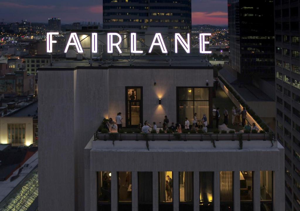 纳什维尔Fairlane Hotel Nashville, by Oliver的一群人坐在建筑物屋顶上