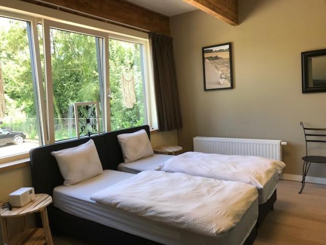 法尔肯堡Appartementen Leonardus的一间卧室配有一张床、一张沙发和一个窗口