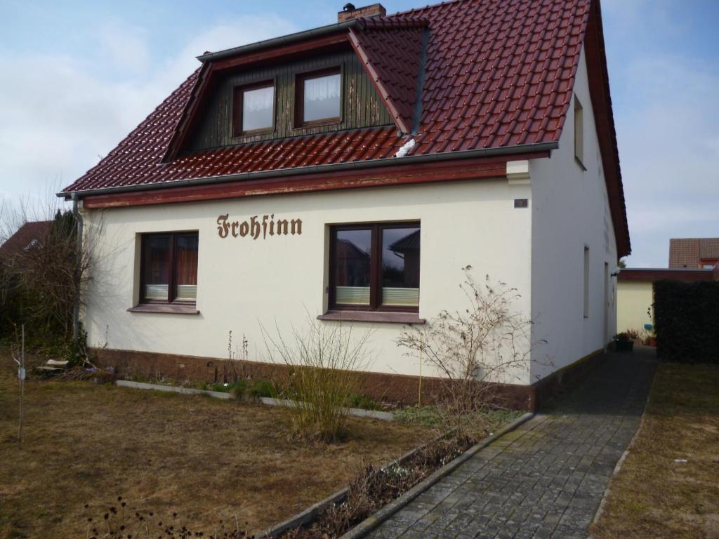 于克里茨Haus Frohsinn的白色房子,有红色屋顶