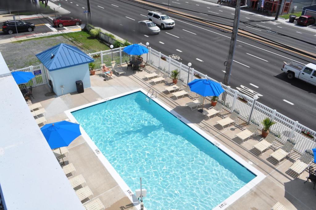 大洋城海岸旅馆 - 大洋城的享有带高速公路的游泳池的顶部景致