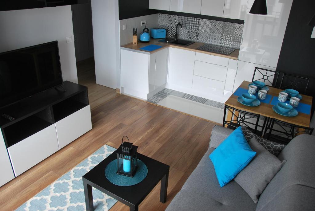 克拉科夫Margaret Apartments的客厅配有沙发和桌子