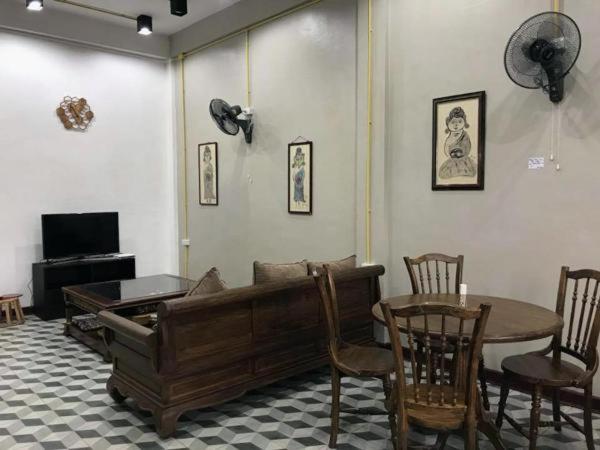 巴色Chato Hostel的客厅配有沙发和桌椅