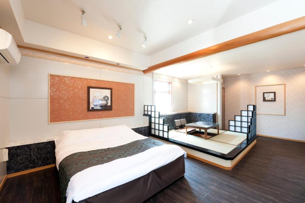 出云市Hotel Fine Izumo Airport (Adult Only)的一间卧室配有一张床和一张书桌