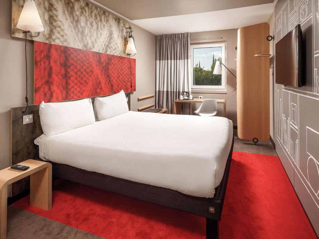 考文垂宜必思考文垂中心酒店的酒店客房设有一张大床和一台电视机。