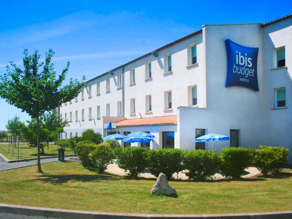 拉克雷奇ibis budget Niort - La Crèche的建筑一侧有标志的酒店