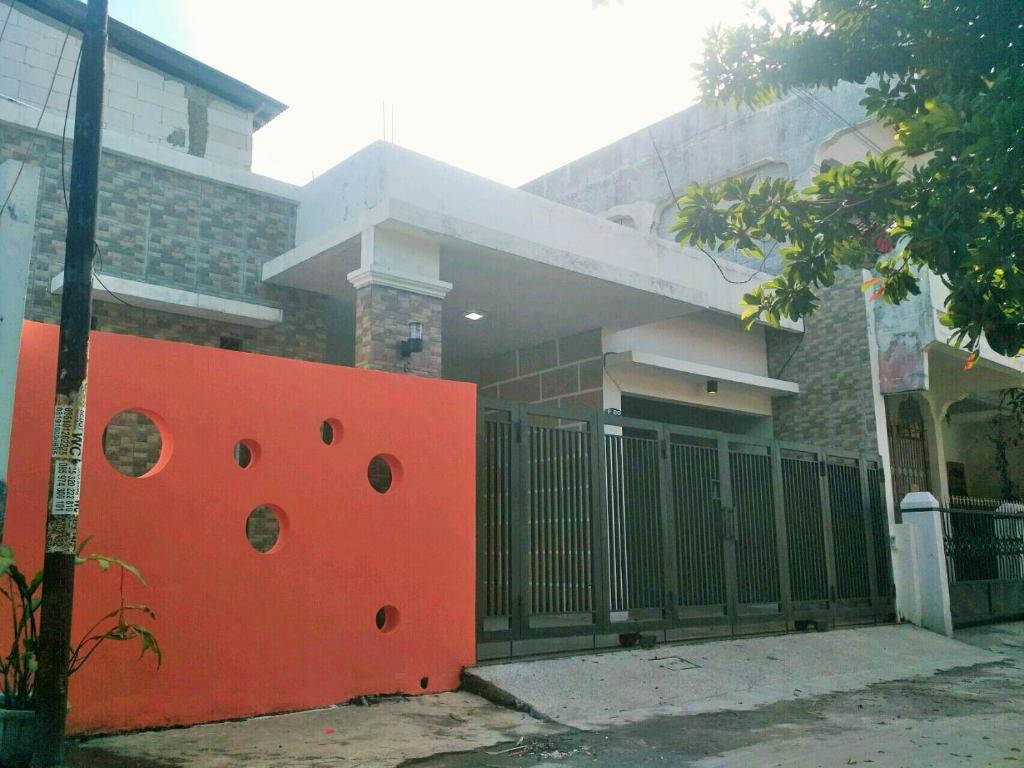 万隆Homestay Bumi Asri III Cikutra的房屋前的红墙