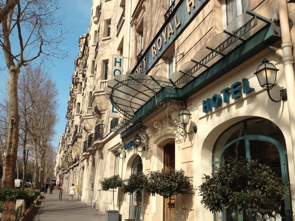 巴黎Port Royal Hotel的建筑的侧面有标志