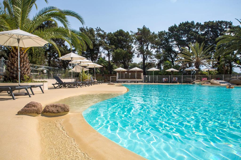 阿雅克修坎博德罗洛酒店的一个带沙滩和遮阳伞的游泳池
