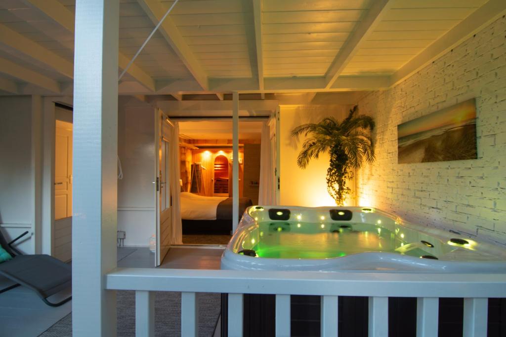 聚特芬B&B Bed & Sauna的浴缸位于客房中间