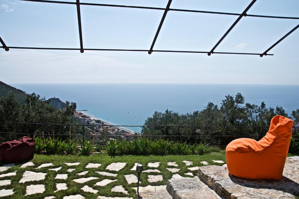 菲纳莱利古雷Casa vacanze A lea l'ua的草坪上一对橙色椅子