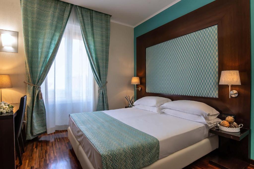 罗马Merulana Inn Guest House的一间卧室设有一张大床和一个大窗户