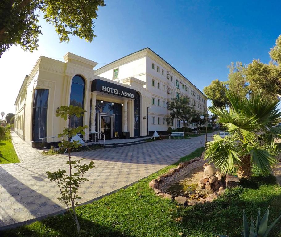 泰尔梅兹Asson Hotel Termez的公园内建筑的酒店客房