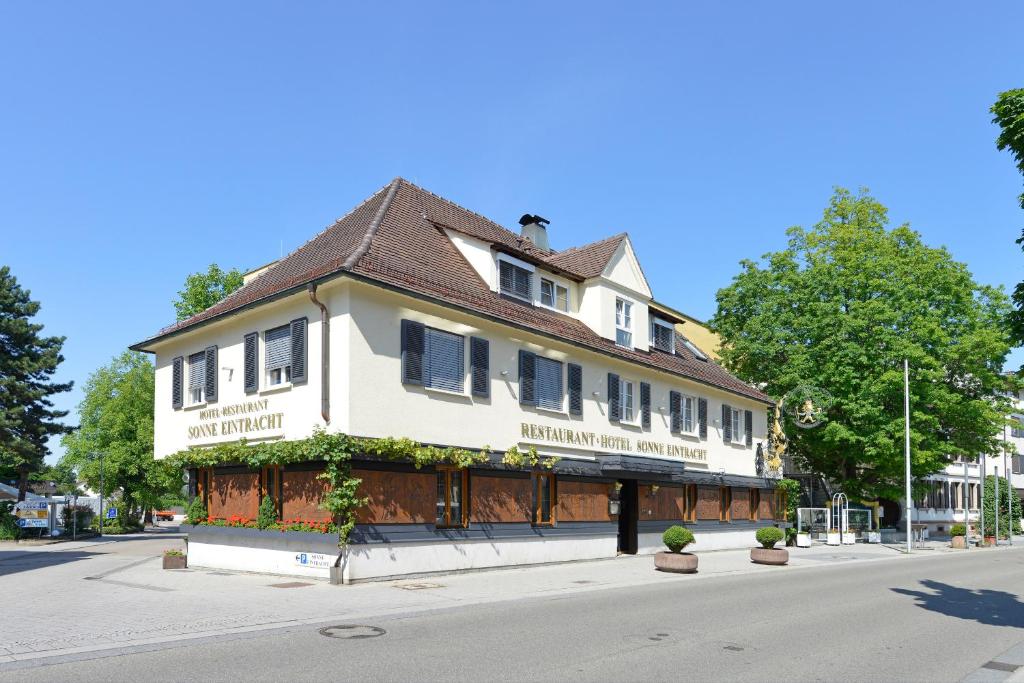 阿赫恩Hotel Sonne Eintracht的街道边的白色大建筑
