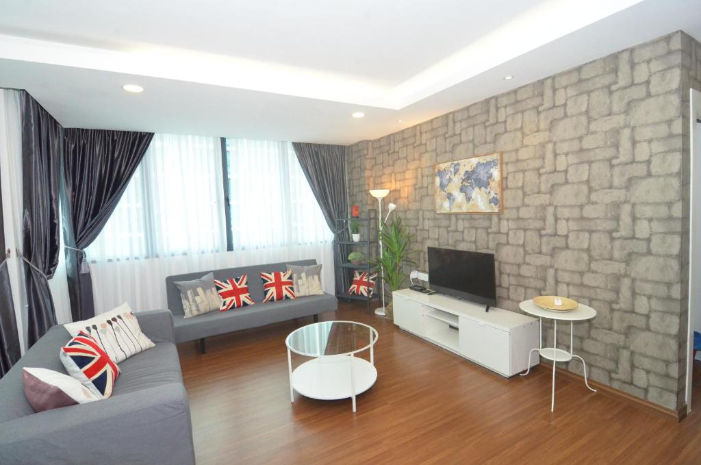 古晋Kuching City Luxury Vivacity Suite A1的带沙发和电视的客厅