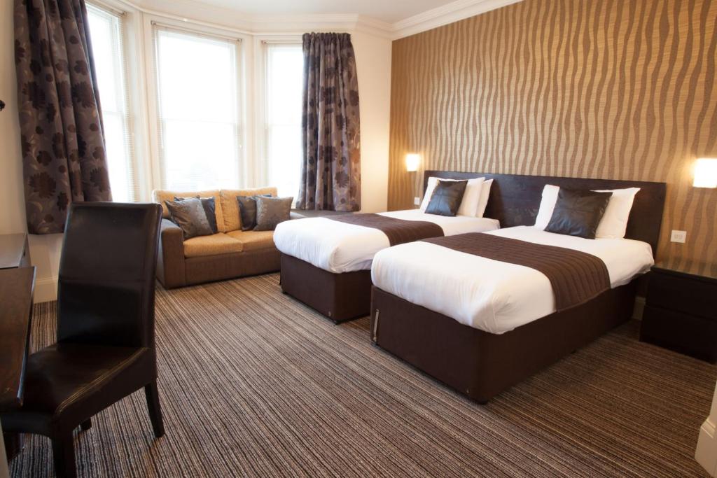 伯恩茅斯The Hop Inn的酒店客房,设有两张床和一张沙发