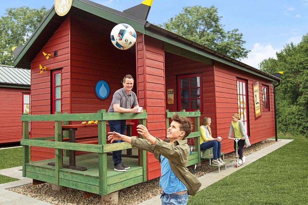 比伦德LEGOLAND NINJAGO Cabins的男男孩在游戏场玩足球