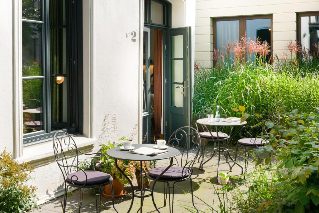 汉堡Das kleine Grindel的花园内带2张桌子和椅子的庭院