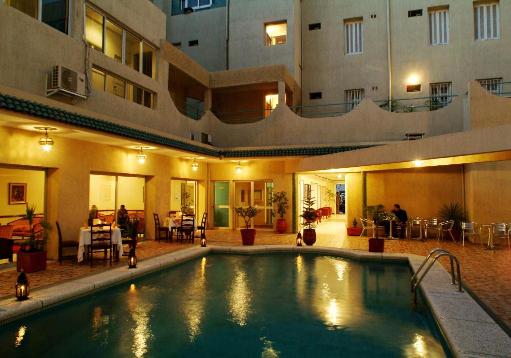 非斯靓彩酒店的一座建筑物中央的游泳池