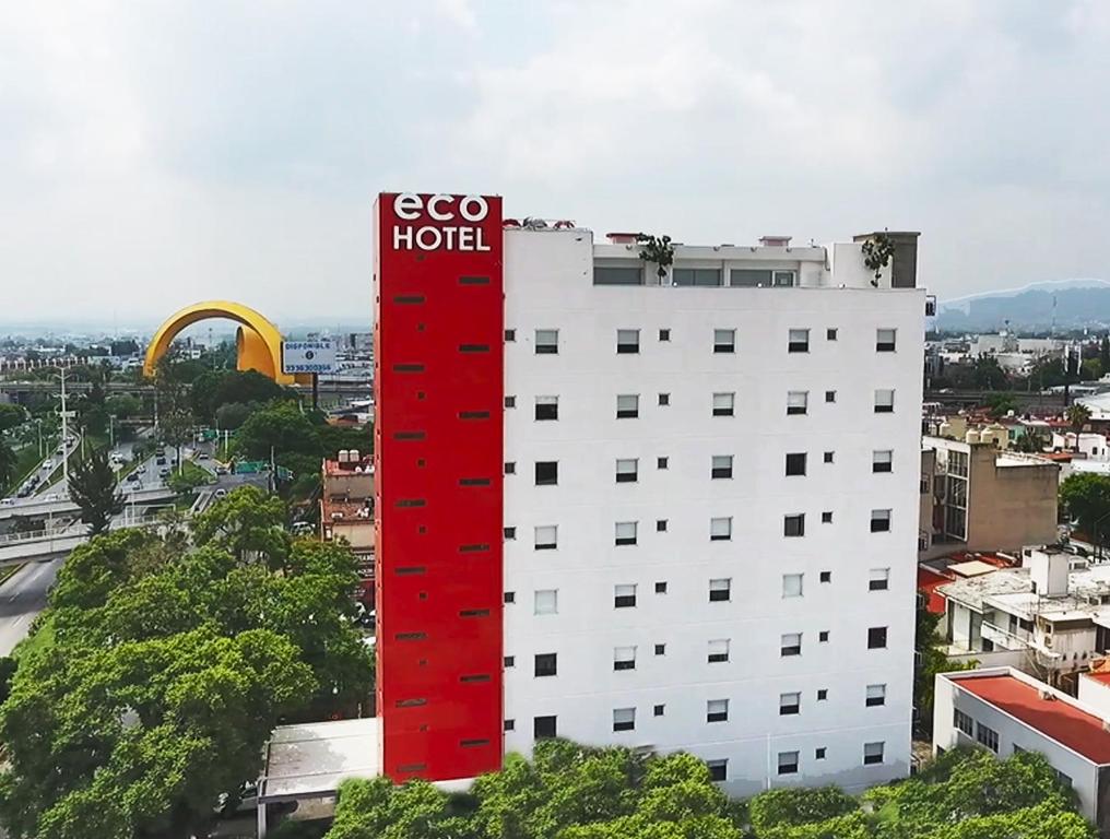 瓜达拉哈拉瓜达拉哈拉博览会生态酒店的上面有红色酒店标志的白色建筑