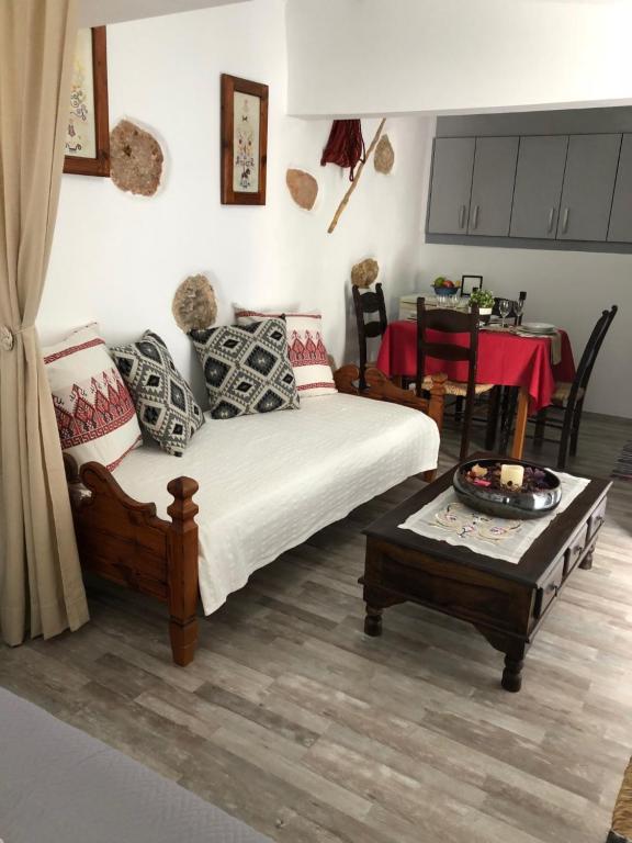 雅典Little cottage的客厅配有沙发和桌子