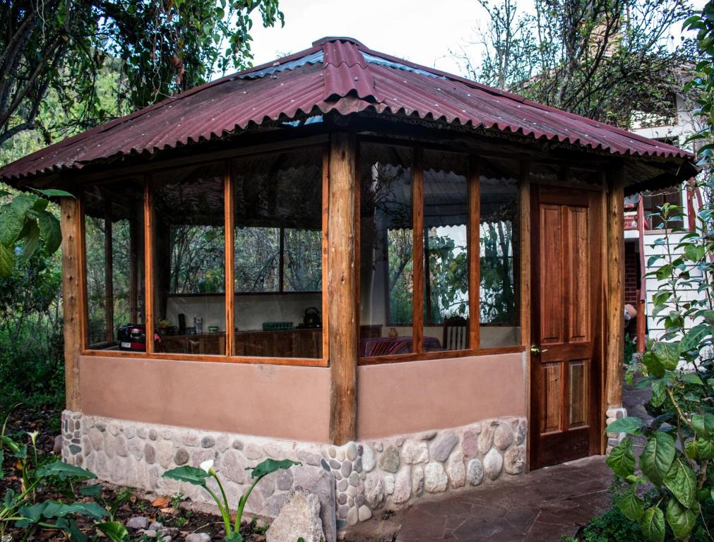 乌鲁班巴Eco Lodge Los Perales-Urubamba的花园中的小凉亭