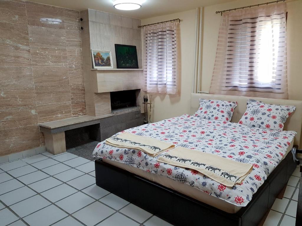阿巴纳西Holiday Home Arbanasi的一间卧室配有一张床和一个壁炉