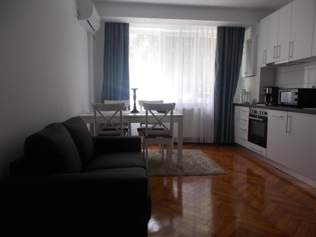 图尔达Apartament Luca的客厅配有沙发和桌椅