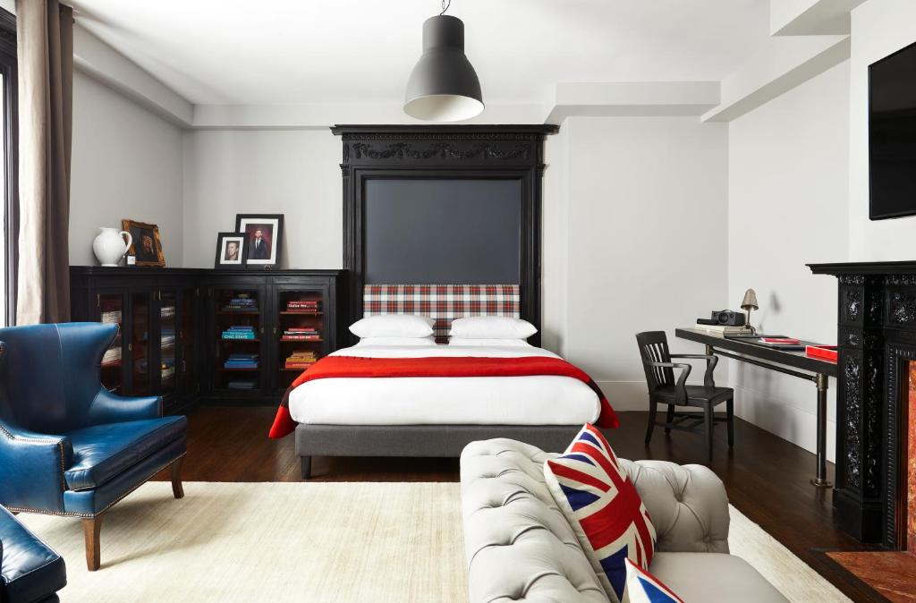 MontclairThe George的一间卧室配有一张床、一张沙发和一张书桌