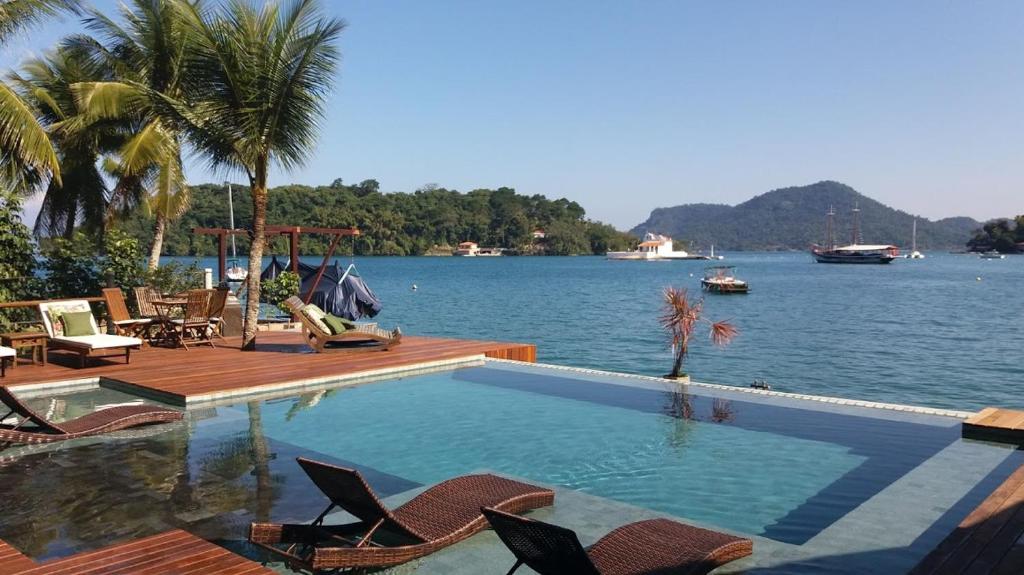 安格拉杜斯雷斯美古洛迦曼塔旅馆的一个带椅子的游泳池,享有湖景